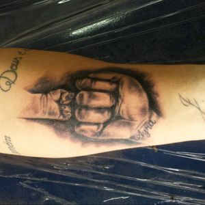 Tattoo mão #tattoo #maos #paiefilho #ayra #neyatattoo #studioneyatattoo 😀 @neya.tattoo