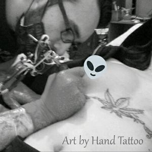 Working with my friend #work #blackwork #underboob #underboobs #underboobtattoo #marihuana #tattoo #tattooartist #tattooink #ink