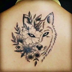 Flower and Wolf... Os lados da mulher! #wolf #tattoodo #flowers #vivianferreira #vipetattoo #womantattoo #delicate #nice #tattoo #tatuadoras #wolftattoo #flowertattoo #blackartwork