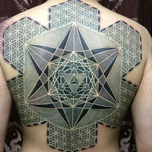 Amazing geometric backpiece by Tattoos By Kike #geometria #geometry #mandala #pontilhismo #dotwork #backpiece #TattoosByKike