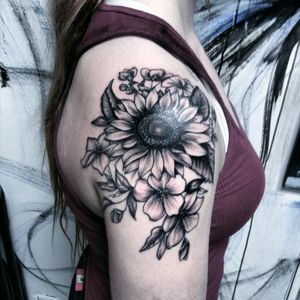 Flowers are my fav#tattoo #tattoos #tattooed #tattooedgirls #tattooedguys #tattooedmen #tattooedwomen #girlytattoo #girlswithtattoos #tattooart #tattooartist #ink #inked #inkedup #inkedgirls #inkedguys #realism #girlswithink #dotworkers #lineworkers #sunflowertattoo #glackandgrey #art #artist #flowertattoo #tattoovideo@axysrotary @heliostattoo @electrumstencilproducts@happygurutattoocare#happygurutattooproteam#happyguruproteam