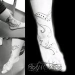 Tatouage cheville et pied lignes et dotwork by lys tattoo. Arabesques et mini mandala.