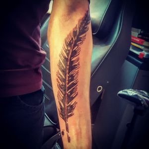 Done this feather today on Jordan house enjoyed doing it cheers mate 👍 #walshyzink  #intheflesh  #tattoo #tattoos #tatt #tattz #ink #inked #feathertattoo #feather #oldschool #trad #traditional #forearmtattoo #arm #cool #cheyennehawk #cheyennehawkpen  #cheyenne #ezfilterpen #eternalink  #tattooist #tattooartist #rose #blackngrey #blackandgrey #tattoostudio #tattooparlour #swansea #wales @cheyenne_tattooequipment @killerinktattoo @eternalink