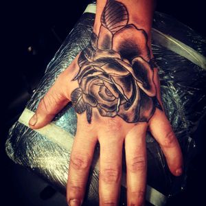 Done this black n grey rose tattoo on hand today👍👌 #walshyzink  #intheflesh  #tattoo #tattoos #tatt #tattz #ink #inked #oldschool #trad #traditional #hand #handtattoo #cool #cheyennehawk #cheyennehawkpen  #cheyenne #ezfilterpen #eternalink  #tattooist #tattooartist #rose #blackngrey #blackandgrey #tattoostudio #tattooparlour #swansea #wales @cheyenne_tattooequipment @killerinktattoo @eternalink