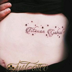 Tatouage prénoms caligraphies et étoiles by lys tattoo
