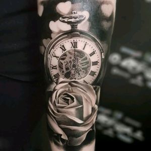 Awesome piece by Denis Torikashvili #relogio #watch #relogioantigo #flor #flower #pretoecinza #blackandgrey #realismo #realism #DenisTorkshavili #tattoodo #TattoodoApp #tattoodoBR