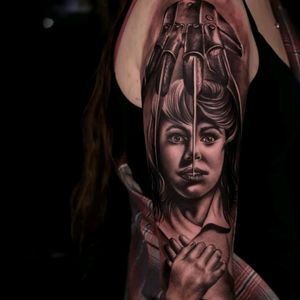 Amazing Freddy Krueger tattoo by Christhos Galiropoulos#freddykrueger #terror #horror #garras #claws #pretoecinza #blackandgrey #realismo #realism #medo #fear #menina #girl #tattoodo #TattoodoApp #tattoodoBR #ChristosGaliropoulos