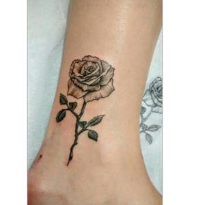Rosa nos versos.. #homenagem #Rose #rosa #rosetattoo #tattoorose #dotwork #dotworktattoo #blackwork #pontilhismo #rastelado #tattoodo