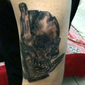 Tattoo personlizado caveira com jack daniels black&gray