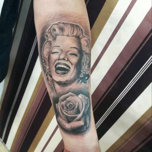 Awesome Marilym Monroe tattoo by Victor Cardoso #tattoodo #TattoodoApp #tattoodoBR #portrait #retrato #marilynmonroe #normajean #pretoecinza #blackandgrey #atriz #actress #hollywood #filmes #movies #flor #flower #tatuadoresdobrasil #VictorCardoso