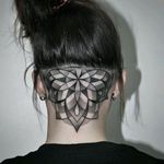 Geometric tattoo by Kati Berinkey #tattoodo #TattoodoApp #tattoodoBR #geometria #geometric #pontilhismo #dotwork #KatiBerinkey