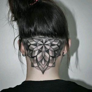 Geometric tattoo by Kati Berinkey#tattoodo #TattoodoApp #tattoodoBR #geometria #geometric #pontilhismo #dotwork #KatiBerinkey