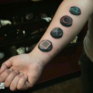 PlayStation tattoo by Ronny James #tattoodo #TattoodoApp #tattoodoBR #sony #playstation #gamer #games #nerd #geek #joystick #dualshock #colorido #colorful #realismo #realism #RonnyJames