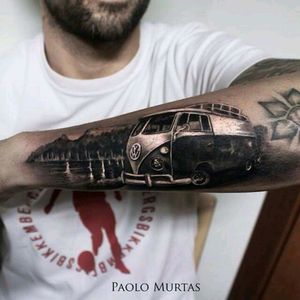 Amazing tattoo by Paolo Murtas#tattoodo #TattoodoApp #tattoodoBR #carro #car #volkswagen #kombi #realismo #realism #pretoecinza #blackandgrey #PaoloMurtas