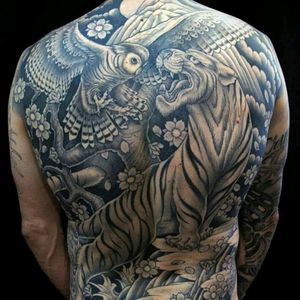 Awesome backpiece by Tim Hendricks#tattoodo #TattoodoApp #tattoodoBR #pretoecinza #blackandgrey #coruja #owl #tigre #tiger #TimHendricks