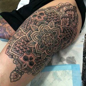 By Alvaro Flores#tattoodo #TattoodoApp #tattoodoBR #geometria #geometry #pontilhismo #dotwork #caveira #skull #AlvaroFlores