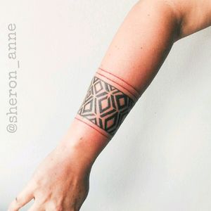 Tatuagem estilo indígena, padrão Tayngava da tribo Asurini do Xingu. Para este povo, as formas abstratas com as quais se realiza a geometrização do espaço referem-se a elementos dos três domínios cósmicos: a natureza, a cultura e o sobrenatural. O padrão tatuado é um padrão repetido em peças cerâmicas que se destinam a representação do humano, porém esse padrão geométrico denominado tamakyjuak, representando um dos domínios, se refere semanticamente ao casco de um jabuti (ou como eles chamam, pata de jabuti). #armstattoo #tatuagemindigena #indigenabrasileiro #resgatecultural #riquezabrasileira #braziliannative #nativetattoo #tribaltattoo #geometrictattoo #femaletattoo #brazil #brasil #brazilianartist #braziliantattooartist #braziliantattooist #femaletattooartist #blackworktattoo #tatuagemfeminia #sheronanne #TatuadoraBrasileira