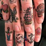 Finger tattoos by Dave#tattoodo #TattoodoApp #tattoodoBR #mini #minitattoo #tinytattoo #colorida #colorful #caveira #skull #adaga #dagger #ancora #anchor #barco #ship #coração #heart #aguia #eagle #tigre #tiger #Dave