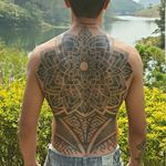 Fechamento de costa em pontilhismo#rodrigotanigutti #mandalas #dotwork #pontilhismo #fechamento #ornamental #tatuagem #bodysuit #geometrico #geometric #tattoo #tatuagem