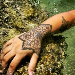 Mandala dotwork#rodrigotanigutti #dotwork #pontilhismo #mandala #ornamental #tatuagem #tatua #tattoofeminina #lotusdotwork #tattoomao #tattoomandala