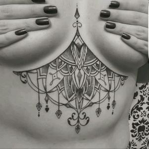 Underboob dotwork#rodrigotanigutti #underboob #dotwork #pontilhismo #mandalal #ornamental #tatuagem #seios #tattoofeminina #tattoodotwork #tattoo #tattoodelicada
