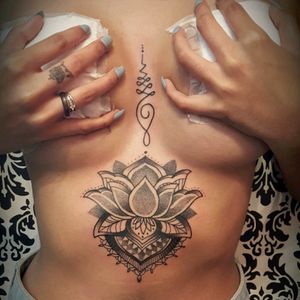 Underboob lotus #rodrigotanigutti #lotus #dotwork #pontilhismo #lotusornamental #ornamental #tatuagem #flores #underboob #tattooseios