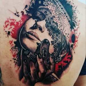 Retrato de mujer con máquina de tatuar.Echo por:emilo fernandez.Estudio:arte eterno