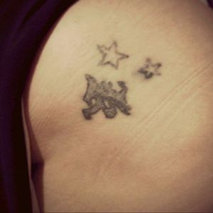 The Stars were sick and poke, the old English "K" is done by an amateur with a gun, then the lil star was going to get gone over but started to bleed...Ugh! On the list of things to be covered up!.#stickandpoke #donebyanamature #stars #girlswithink #oldEnglish #initialstattoo