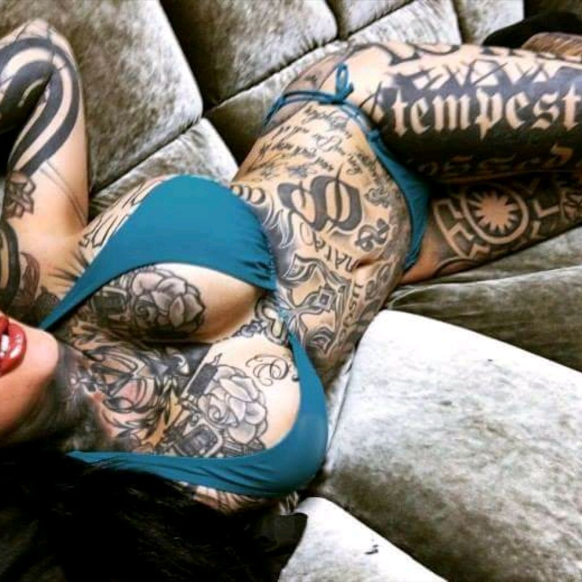 Девушка с татуировками из Бразилии