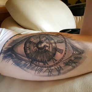 My all seeing eye whit a clock that shows when my kids where born