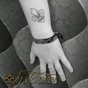 Tatouage poignet femme symbole fleur de lys lignes et dotwork by lys tattoo à Gradignan proche Bordeaux Gironde