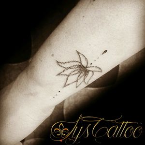 Tatouage poignet femme fleur de lotus perles et goutte d'eau dotwork by lys tattoo à Gradignan proche Bordeaux Gironde