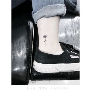 🌼 Instagram: @karincatattoo #flowertattoo #smalltattoo #minimaltattoo #little #tattoo #daisytattoo #daisy #ankletattoo #legtattoo #tattooideas #tiny #tattoos #dövme #istanbul