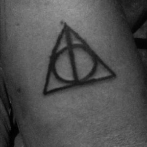 Relíquias da Morte Harry Potter Feito por um tatuador amador. Parte do Corpo: Braço