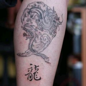 🇫🇷 Mon premier tatouage forme un diptyque avec mon deuxième, cette première partie est un dragon dans un "yin".🇬🇧  My first tattoo forms a diptych with my second, this first part is a dragon in a "yin".#MonPremierTatouage #MyFirstTattoo #Dragon #Tao #Yin #Yang #YinYang #Idéogramme #japonais #japanese #japon #japan #japaneseTattoo #Diptyque #diptych #Tattoo #Tatouage