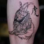 🇫🇷 Seconde partie de mon diptyque "Yin Yang" "Tigre dans yang", à l'intérieur de mon mollet droit. 🇬🇧 Second part of my diptych "Yin Yang" "tiger in yang", on my right calf. #Tigre #Tiger #japon #japonais #japan #japanese #idéogramme #Kanji #Tao #YinYang #Yin #Yang #ChineseTattoo #Diptyque #diptych #tattoo #tatouage
