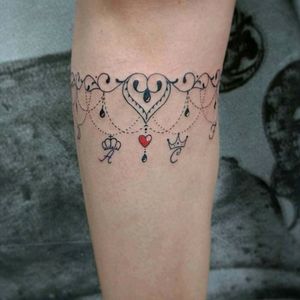 Tattoo delicada e feminina na panturrilha