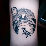 UFO tattoo. 👽👽 Blackwork & pointillism... (The cow is 1.5 cm)