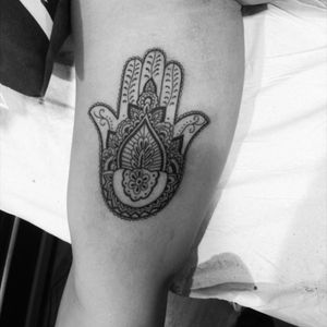 #hamsa #maodefatima #tribal #blacknwhite #biceps #tattooedwoman #newtattoo
