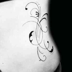 Tatouage sur les côtes femme. tatou arabesques lignes courbes by lys tattoo à Gradignan proche de Bordeaux en Gironde