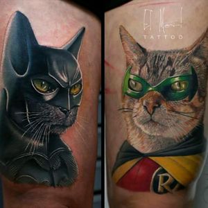 Batman & Robin are cats?! By El Mori#tattoodo #TattoodoApp #tattoodoBR #batman #robin #nerd #comics #gato #cat #quadrinho #hq #colorido #colorful #ElMori