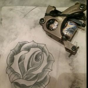Nap traditional black&grey rose on practice skin with red scorpion liner and some shader I have pieced together with some law barns hand wond could #practieskin #rose