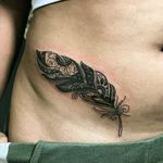 Feather tattoo by Andys Ink #tattoodo #TattoodoApp #tattoodoBR #pena #feather #fineline #delicada #cute #AndysInk