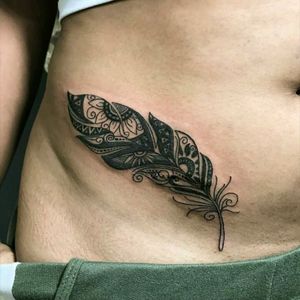 Feather tattoo by Andys Ink#tattoodo #TattoodoApp #tattoodoBR #pena #feather #fineline #delicada #cute #AndysInk
