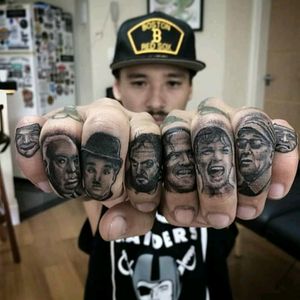 Indredible mini portraits by Fred Raph #tattoodo #TattoodoApp #tattoodoBR #portrait #retrato #minitattoo #pretoecinza #blackandgrey #FredRaph #oiluminado #theshining #JackNicholson #CharlesChaplin #psicose