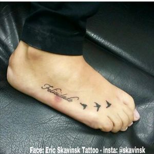 Escrita delicada com traço fino. Qual a sua felicidade?Agendamentos e orçamentos pelo telefone (11)993776985#ericskavinsktattoo #happiness #felicidade #delicatetattoo #tattoodelicada #fineline #linhafina #birds #passaros #namps #tattoodo #tattoodobr #electricink #tguest #tattooguest  #artfusionstarter #folow4folow #like4like #arte #tattoo #inked #ink #work #extremeskincare