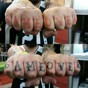 Finger tattoo by Guilherme de Freitas #tattoodo #TattoodoApp #tattoodoBR #lettering #caligrafia #gameover #tatuadoresdobrasil #GuilhermeDeFreitas