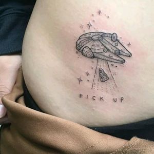 Star Wars tattoo by Peta Heffernan! #tattoodo #TattoodoApp #tattoodoBR #tatuagem #tattoo #starwars #nerd #geek #milleniumfalcon #fineline #delicada #ufo #PetaHeffernan #pizza