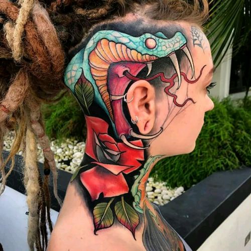 Amazing head piece by @tattoosbyjes  #tattoodo #TattoodoApp #tattoodoBR #tatuagem #tattoo #neotrad #neotraditional #colorida #colorful #cobra #snake #flor #flower #TattoosByJes