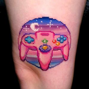 Amazing N64 joystick by Steve Compton!#tattoodo #TattoodoApp #tattoodoBR #tatuagem #tattoo #gamer #nintendo #nintendo64 #joystick #nerd #geek #colorida #colorful #pixel #StevenCompton #DT3Sports